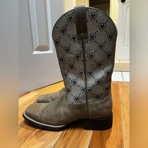 Ariat Women’s cowboy boot with logo and square toe